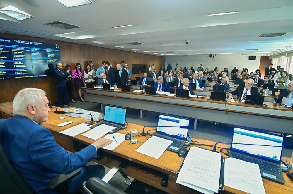 CCJ do Senado aprova fim da reeleição e amplia mandatos para cinco anos; proposta ainda precisa passar pelo plenário